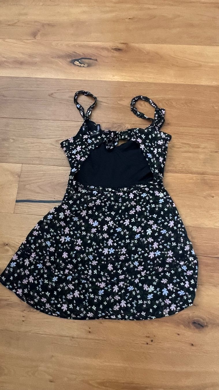 Vestiti: H&M Kleid Blumenmuster Schwarz – Usato da Geroldswil venduto da neva.yael 1