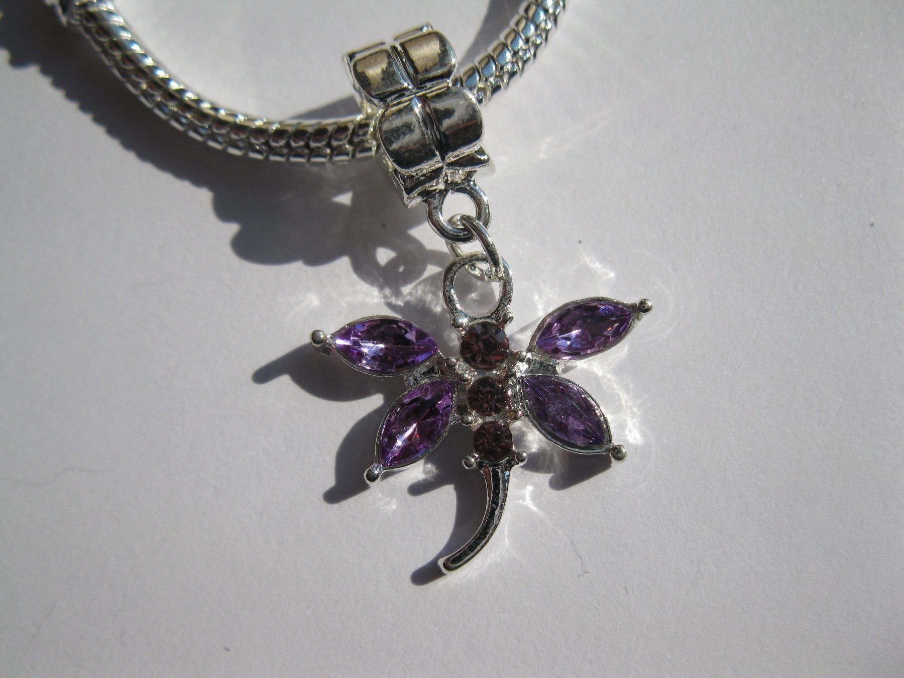 Ciondoli: Anhänger, Dangle Libelle versilbert mit lila Strass – Nuovo e nell'imballaggio originale da St. Margarethen TG venduto da LuanaKa 1