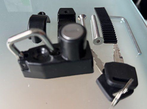 Schlösser: Helm Sichern am Velo / Töff Diebstalsicher Abschliessen – Neu und originalverpackt aus Neuenkirch von JCQ