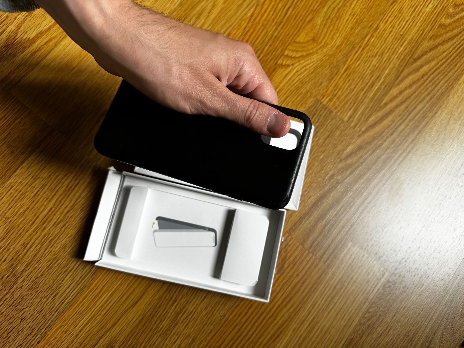 Cover & Protezioni schermo: Used Black Leather Apple Case for iPhone 11 Pro Max with Box – Usato da Zürich venduto da fra89zh 4