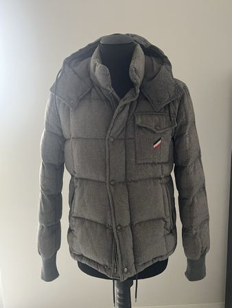 Moncler Jacke. Daunen. Grau.