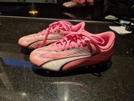 Puma Fussballschuhe Ultra Play MG Jr. Gr. 32 – rosa