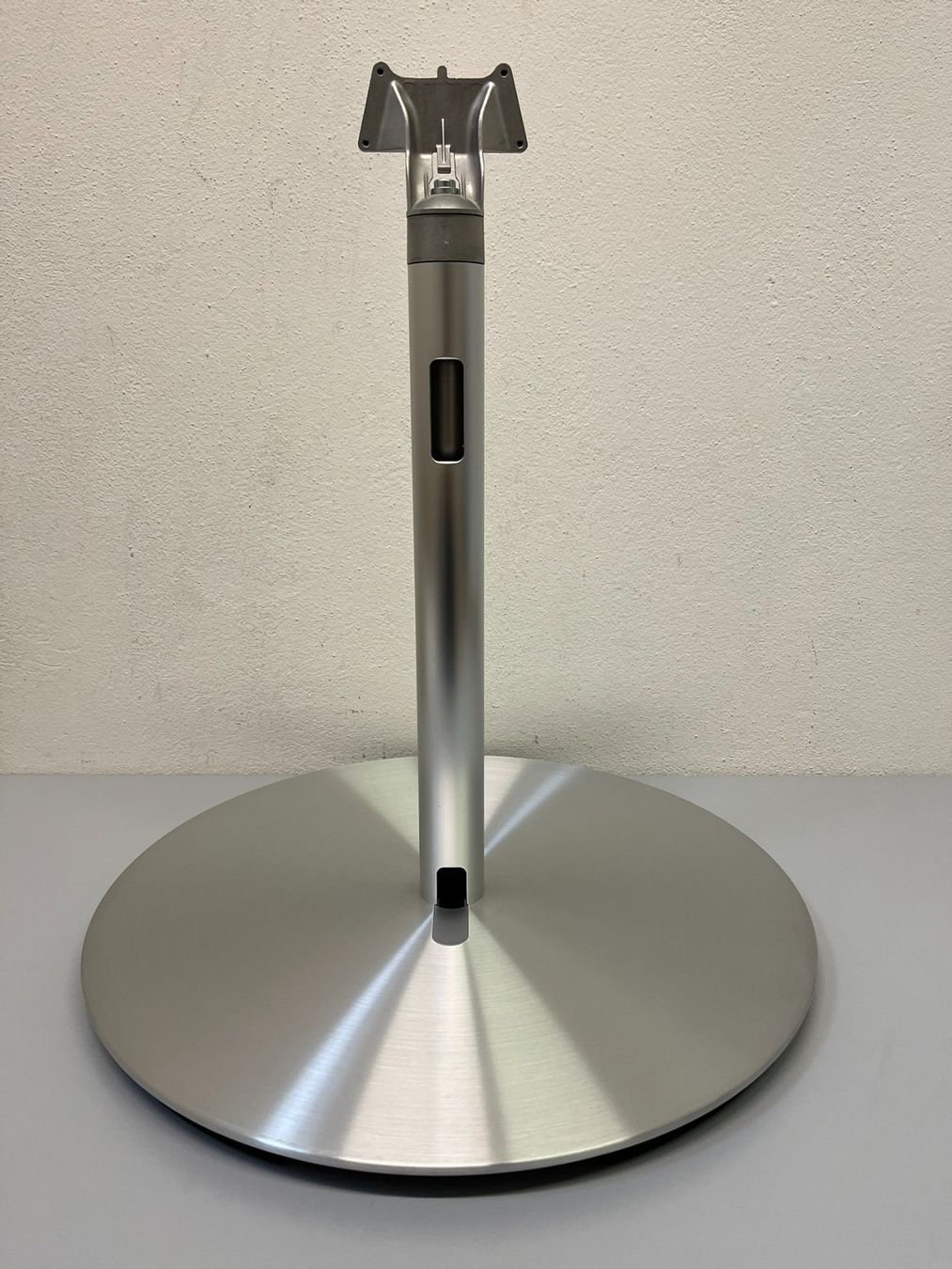 Supporti a parete: Loewe Floor Stand U CID 32-46 – Usato da Hochdorf venduto da av-electronics 2