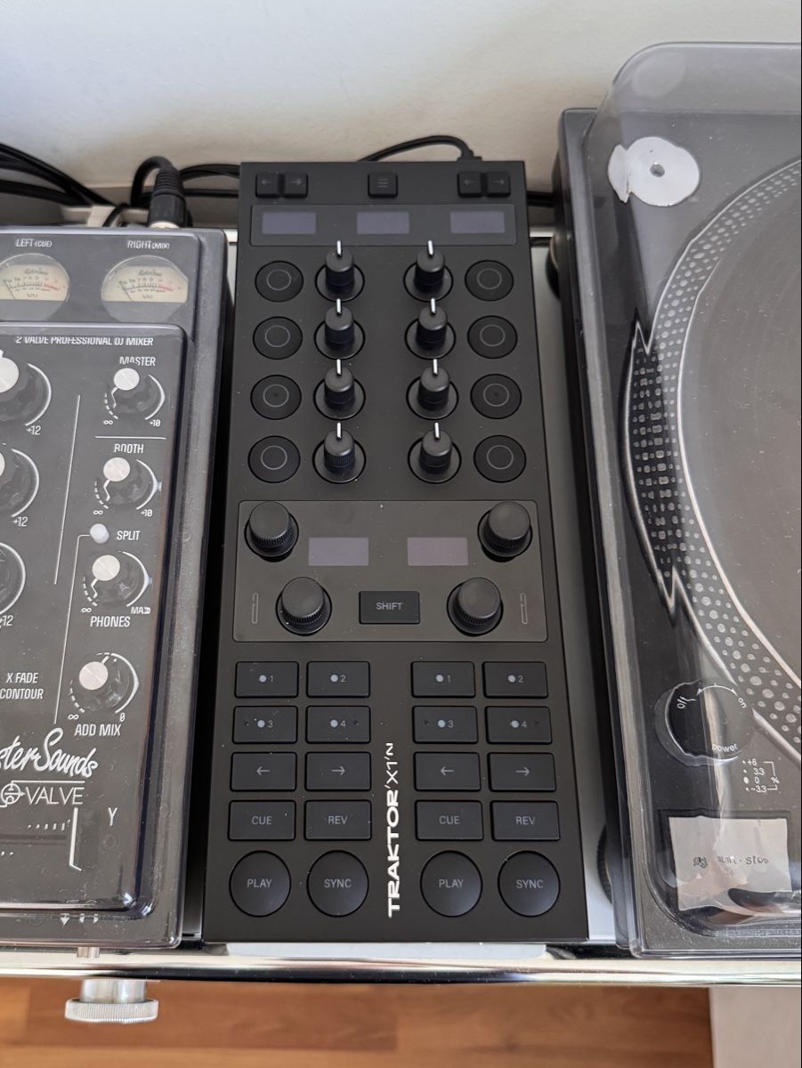 Native Instruments Platines de mixage: Traktor X1 MK3 + Decksaver – Neuf (Voir description) à Zürich par ba.urb