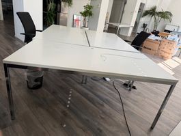 Schreibtisch / Pult mit Metallgestell