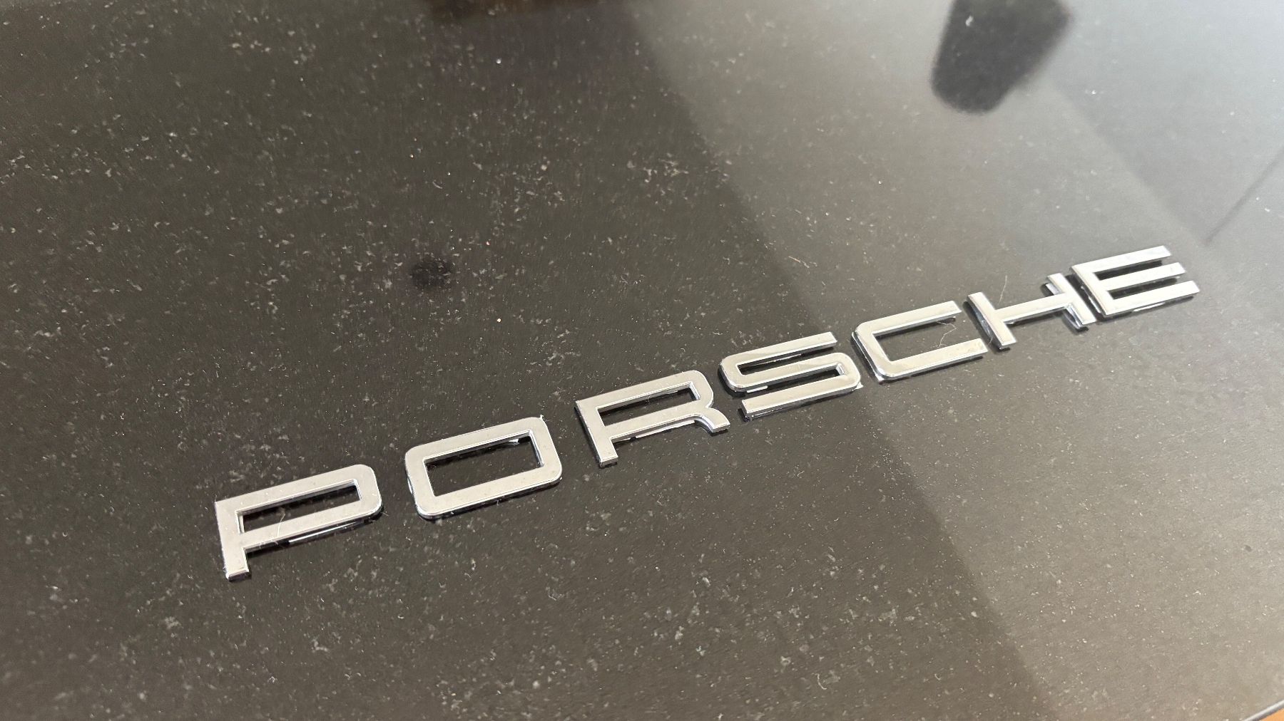 Porsche Tutti pezzi di ricambio auto: Original PORSCHE Schriftzug Emblem – Usato da Lengnau BE venduto da 4ConsultingSolutions