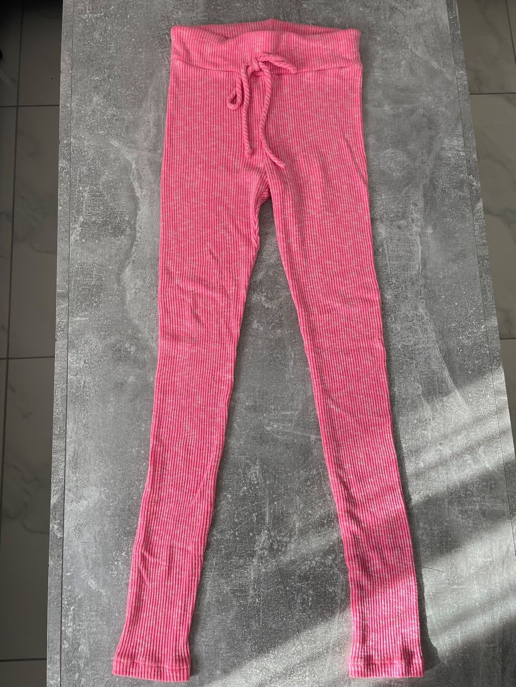 Leggings: Leggins Neon Pink – Usato da Mägenwil venduto da Lea.SN
