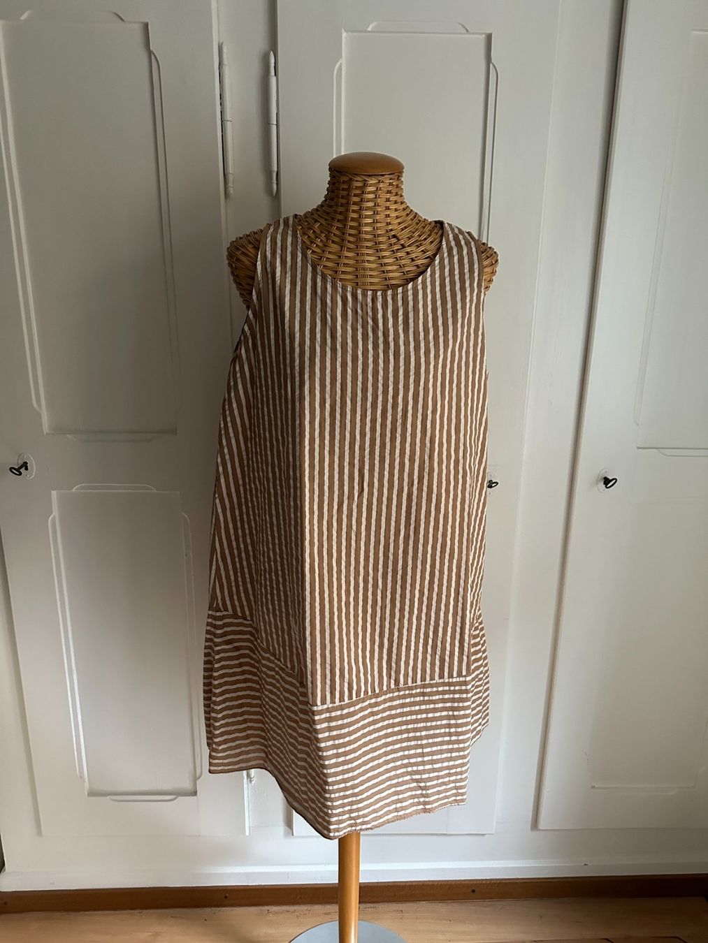 Kleider: NEW COLLECTION - Kleidchen braun-weiss gestreift S – Gebraucht aus Zürich von Diazaio