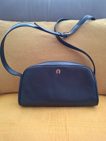 Sac bandoulière Aigner noir cuir - parfait pour l'été!