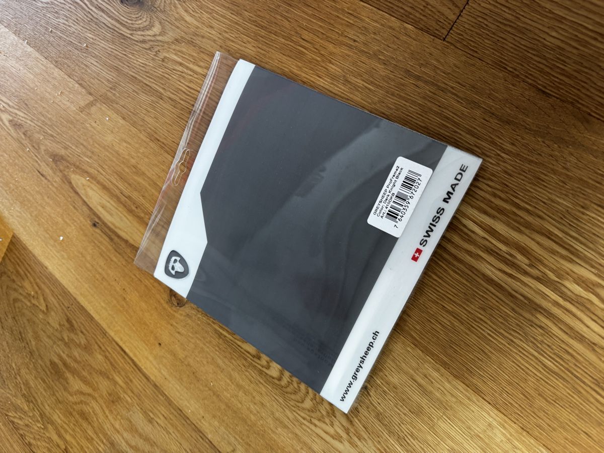 Sonstiges Fahrzeugzubehör: Grey Sheep Kennzeichenhalter ProFrame 2, Dark Knight Black – Neu und originalverpackt aus Feusisberg von Cineflex 1