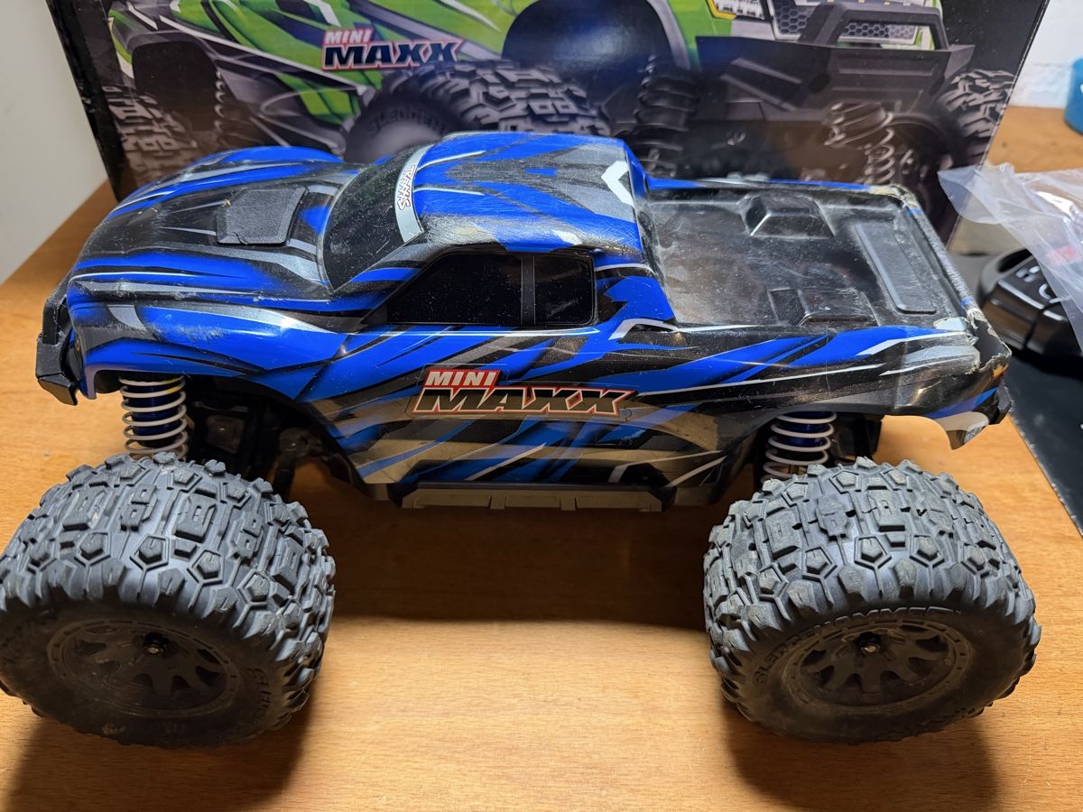 Traxxas RC Kits de montage: Traxxas Mini Maxx – Défectueux à Unterägeri par TobiasWild
