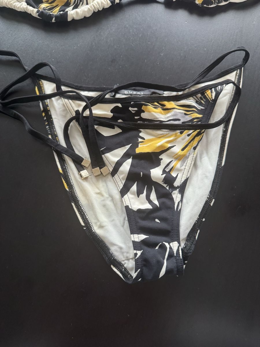 Gucci Costumi da bagno & Bikini: Gucci Bikini schwarz weiss Blumenmuster – Nuovo (secondo la descrizione) da Zürich venduto da Jen10 2