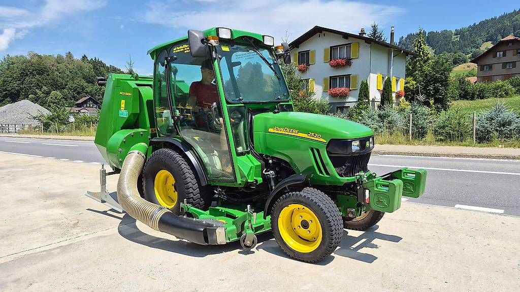 John Deere Tracteurs: Rasenmäher Traktor John Deere 2520  Jg. 2008 3240 Std – D'occasion à Schüpfheim par grischa01 1