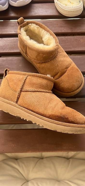 Scarpe per ragazzi: Ugg Schuhe Grösse 32.5 – Usato da Steinhausen venduto da van_72s6 1