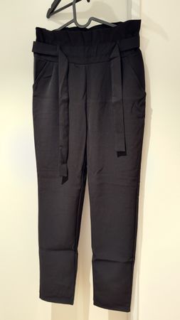 Schwarze Hose mit Gummizug NEU Grösse M