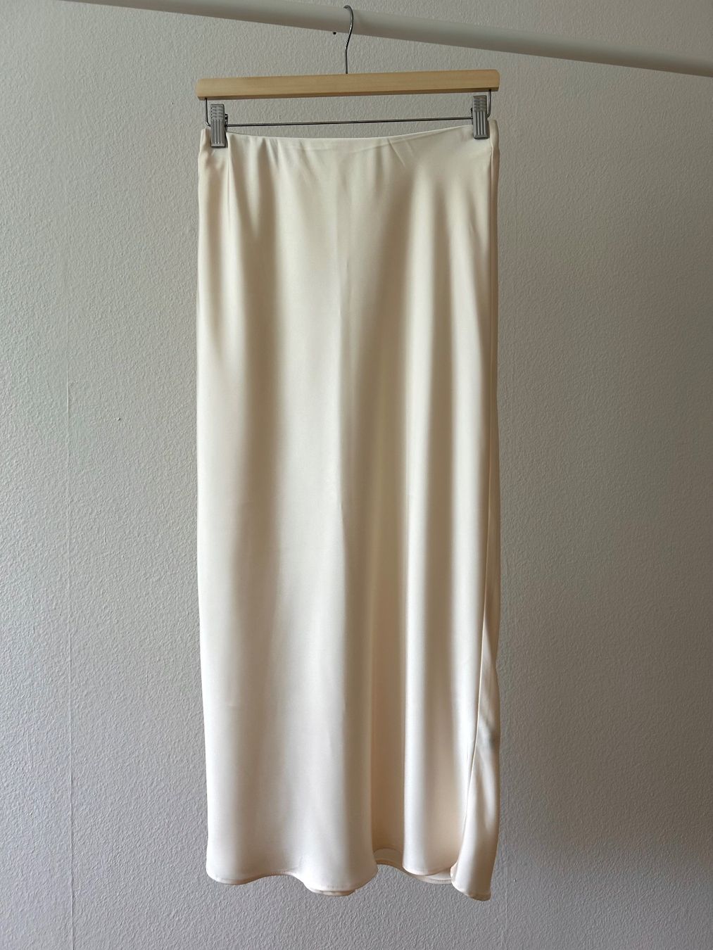 Zara Gonne: Zara beige skirt – Usato da Zürich venduto da _nathalie_