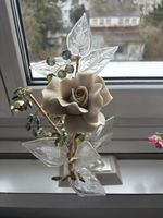 Elegante Glasrose mit Blättern - Zeitlose Dekoration!