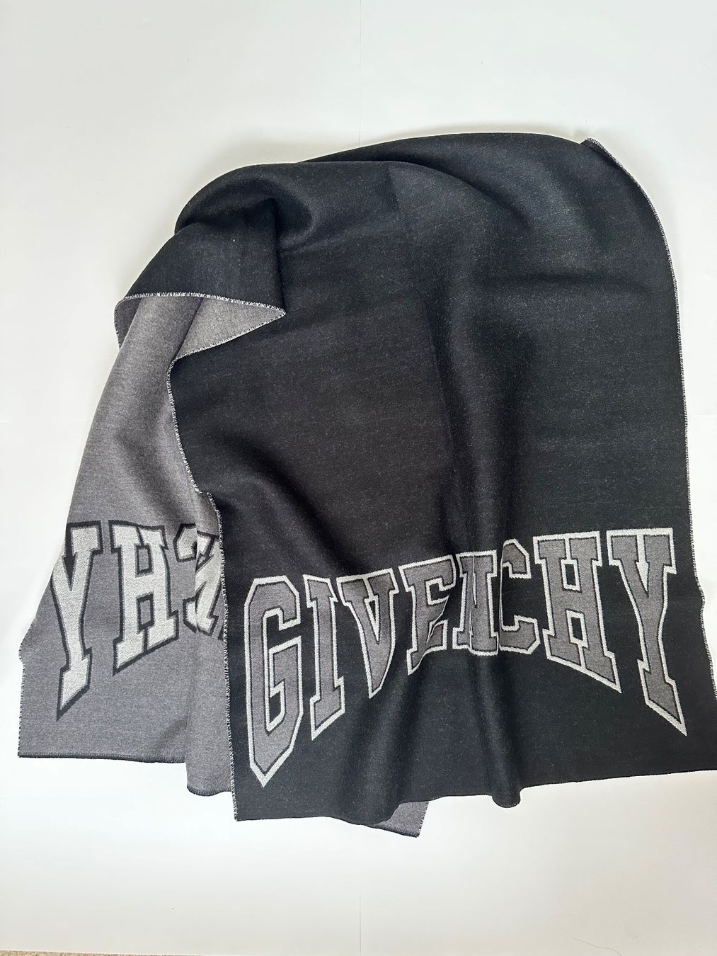 Givenchy Foulards, Tücher & Schals: Givenchy sciarpa – Neu und originalverpackt aus Pregassona von Reluxuryspace