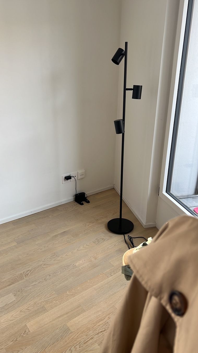Ikea Lampade: NYMANE (IKEA) Standleuchte mit 3er- Spot – Usato da Zürich venduto da lala948