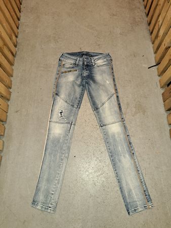 Jean tendance pour femme, taille 36 - Parfait pour l'été!