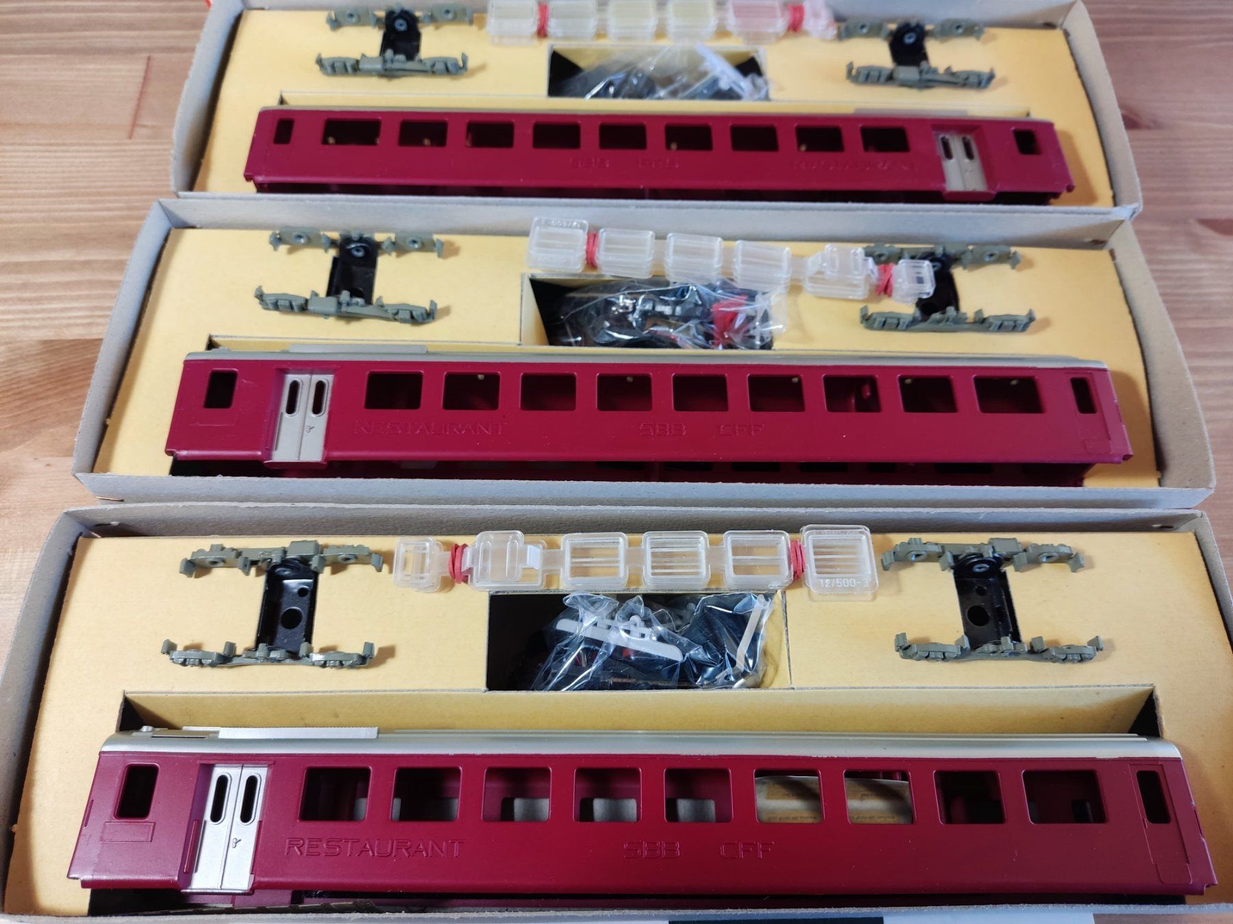 Fleischmann Modellini di ferrovie: 3x Fleischmann HO 1418 B Speisewagen OVP – Nuovo e nell'imballaggio originale da Tafers venduto da LitusPS 2