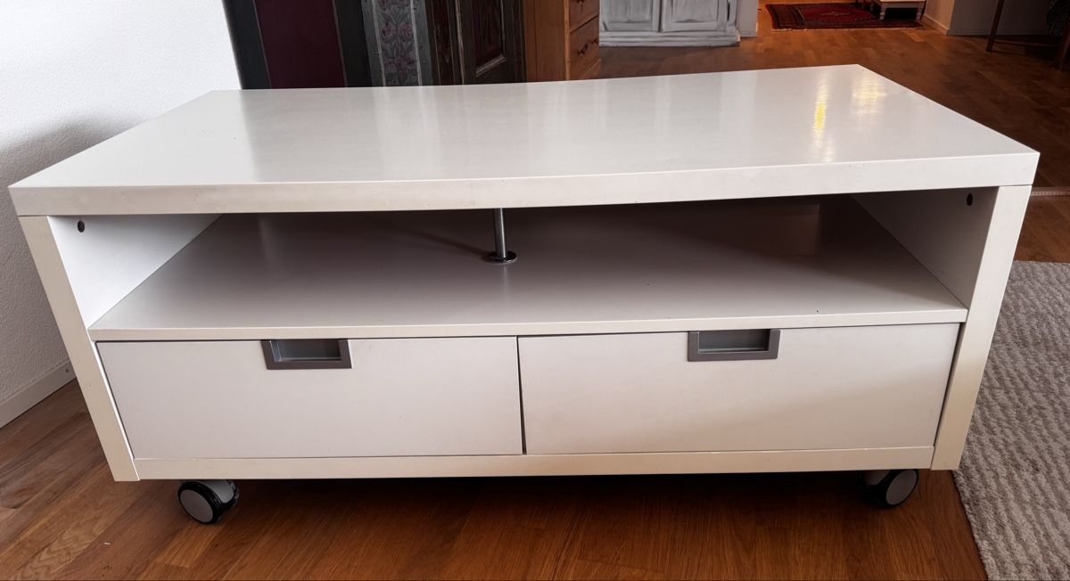 Ikea Mobili TV: IKEA TV-Möbel weiss auf Rollen – Usato da Kehrsatz venduto da Adrenalina1 1