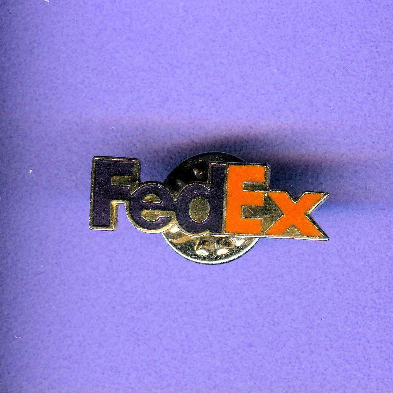 Plaketten & Abzeichen: FedEx  Logo – Gebraucht aus Winterthur von Sammleroase