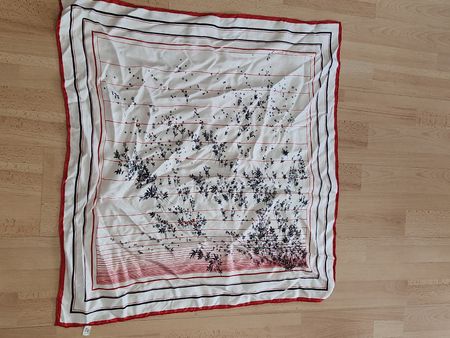 Foulard en pure soie blanc motifs floraux 