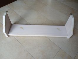 Anhängregal aus Holz weiss lackiert.