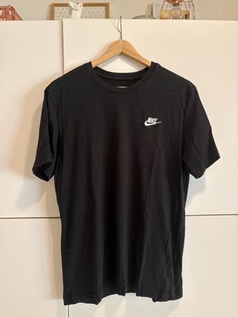 T-shirt Nike noir taille M très bon état