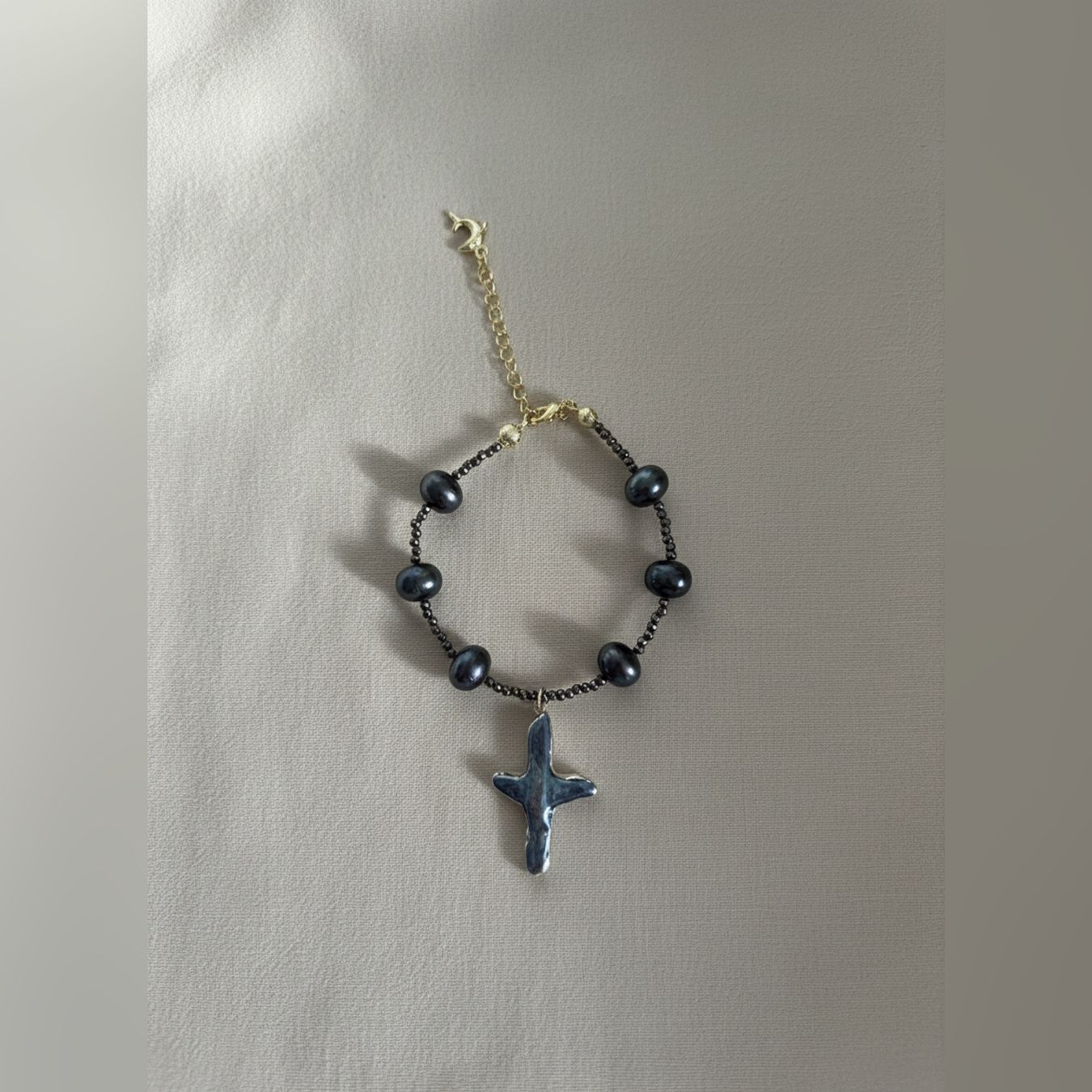 Bracciali & Braccialetti: Handmade Pearl Bracelet with Cross - Unique Design – Nuovo e nell'imballaggio originale da Saland venduto da ele_vc96