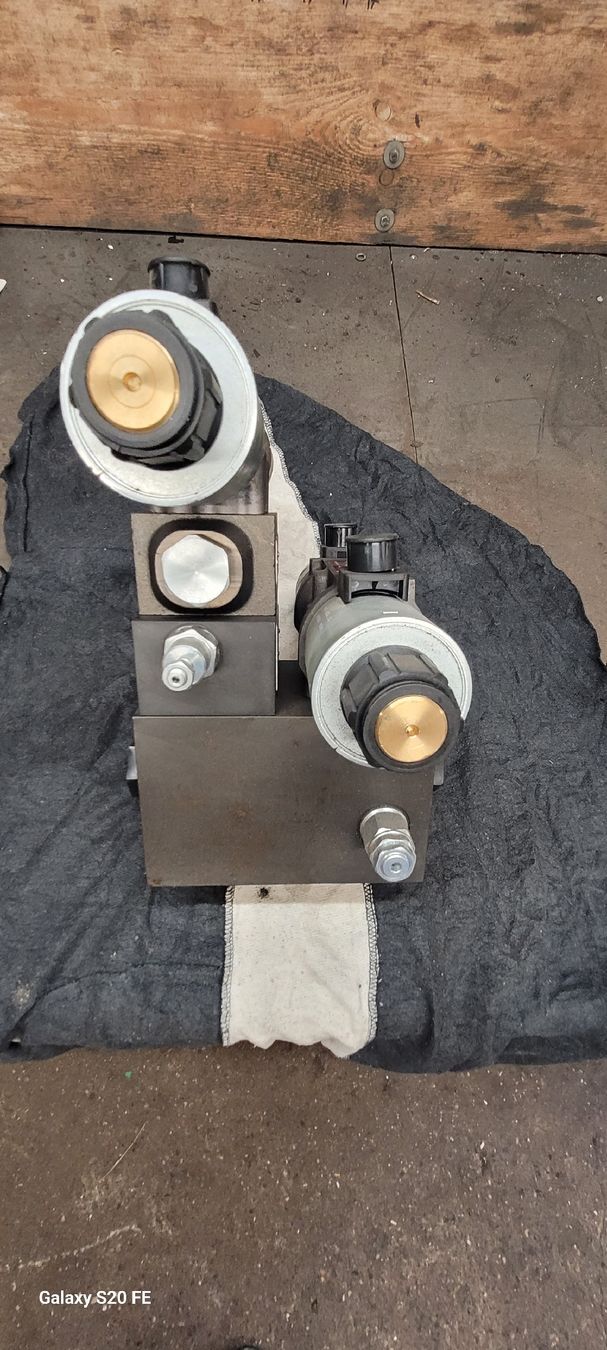 Altro per industria metallurgica: Hydraulikventil/Wegeventil – Nuovo (secondo la descrizione) da Wünnewil venduto da s_s_bgq2 2