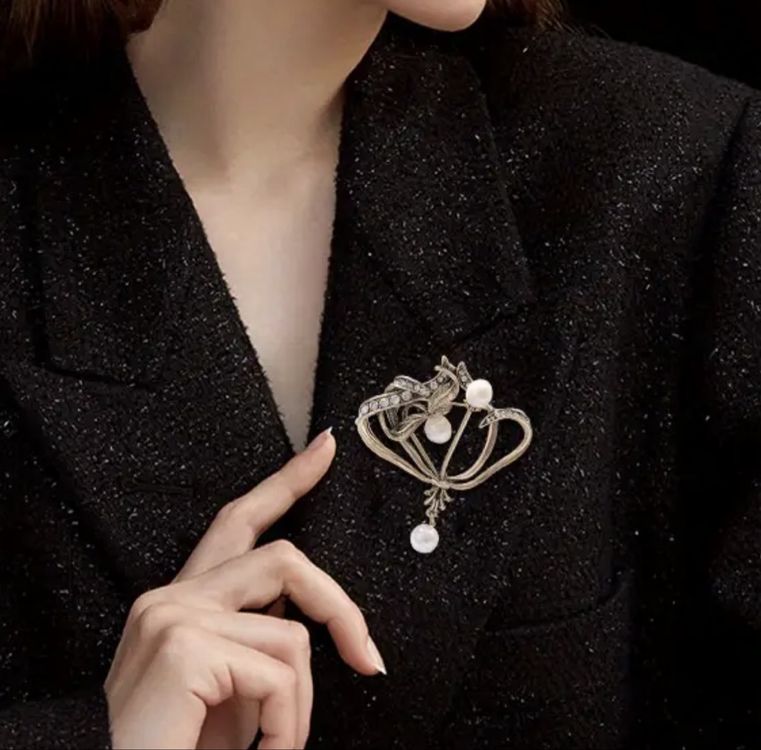 Broche Vintage En Métal Doré - Jolie Décoration - Occasion