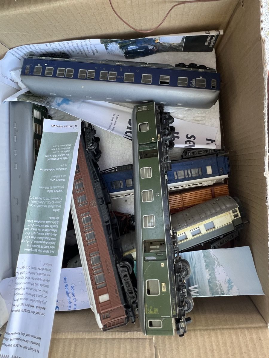 Modellini di ferrovie: Kiste voller Eisenbahnwagen  – Usato da Dittingen venduto da Bellevista 3