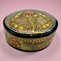 Boîte ancienne en papier mâché, laquée et peinte à la main