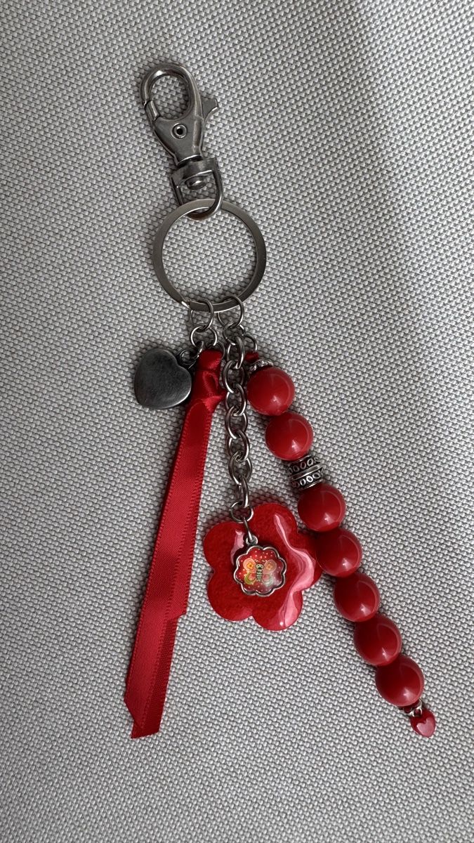 Portachiavi: Kinder Schlüssel oder Tasche Anhänger rot mit Perlen/Blumen – Nuovo (secondo la descrizione) da HORGEN venduto da vladibarca10