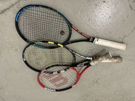 Tennisschläger: 2 für Erwachsene, 1 für Kinder