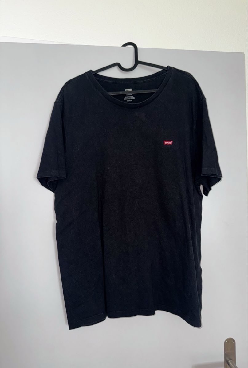 Levi's T-shirts: Levi's T-Shirt schwarz – D'occasion à Ebikon par jov_w5ww