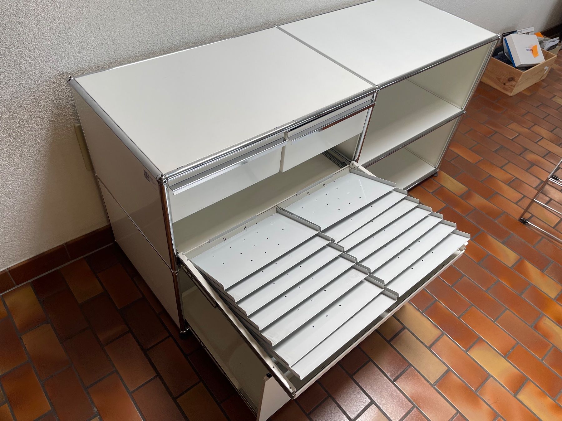 USM Cassettiere: USM Sideboard in Weiss Lieferung Gratis – Usato da Thun venduto da Thuno6 1