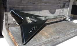 Vintage & Heavy Metall: Kramer Flying V E-Bass