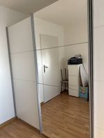 Schrank , mit Schiebetüren und Spiegel