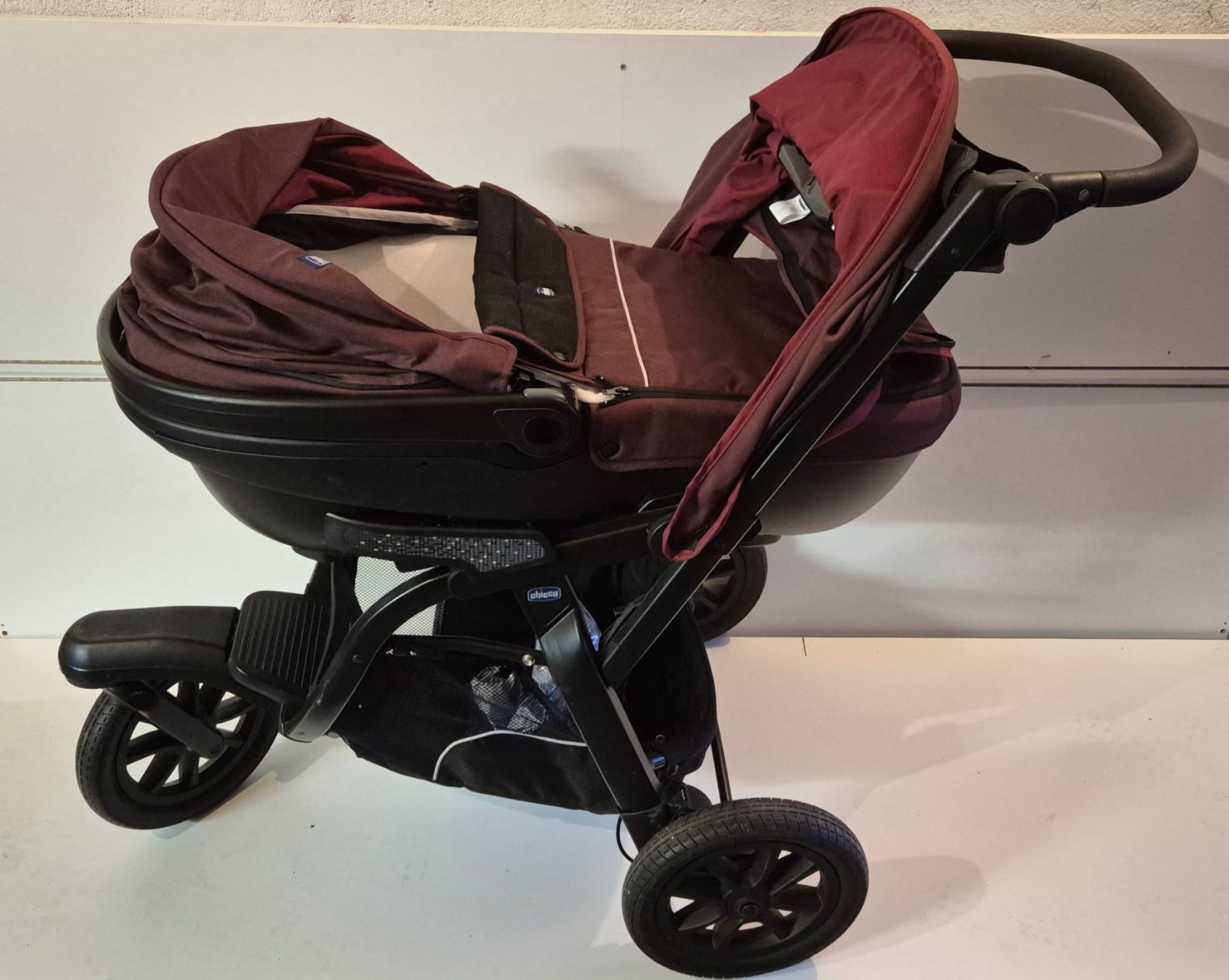 Chicco Carrozzine: Chicco Trio Activ3 poussette 3-en-1 + accessoires – Usato da Prilly venduto da Ledanaki 2