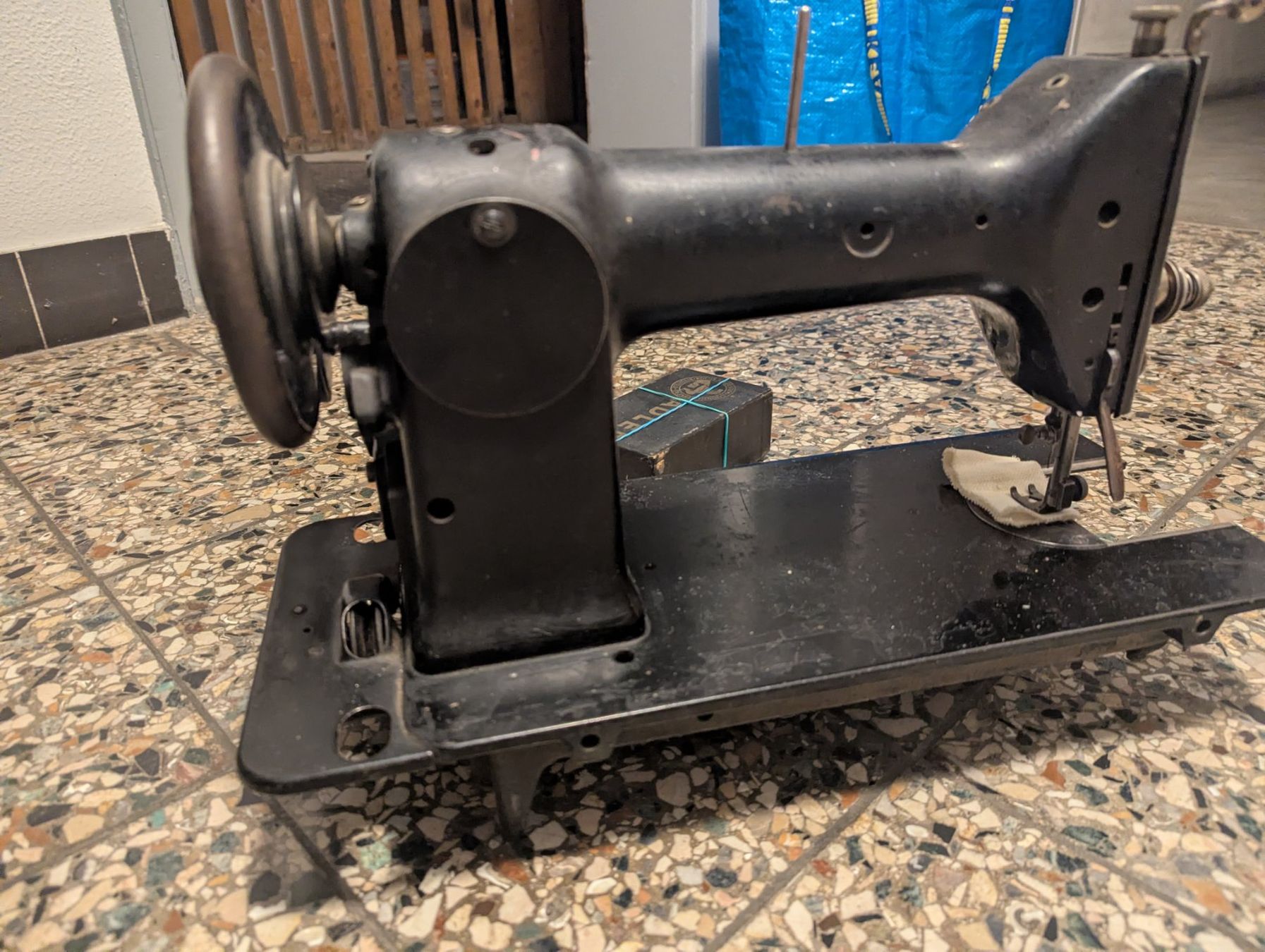 Adler Macchine da cucire: Antike Adler Nähmaschine, ca. 1930, Deko oder Funktion! – Usato da Basel venduto da ili_j29z 5