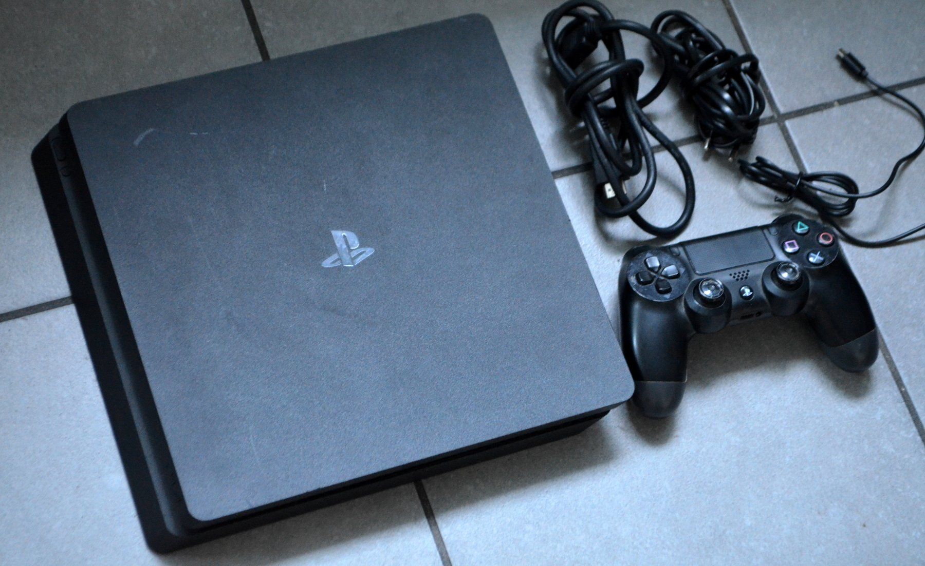 Sony Console: Playstation 4 / PS4 – Usato da Collonges venduto da arashee 1