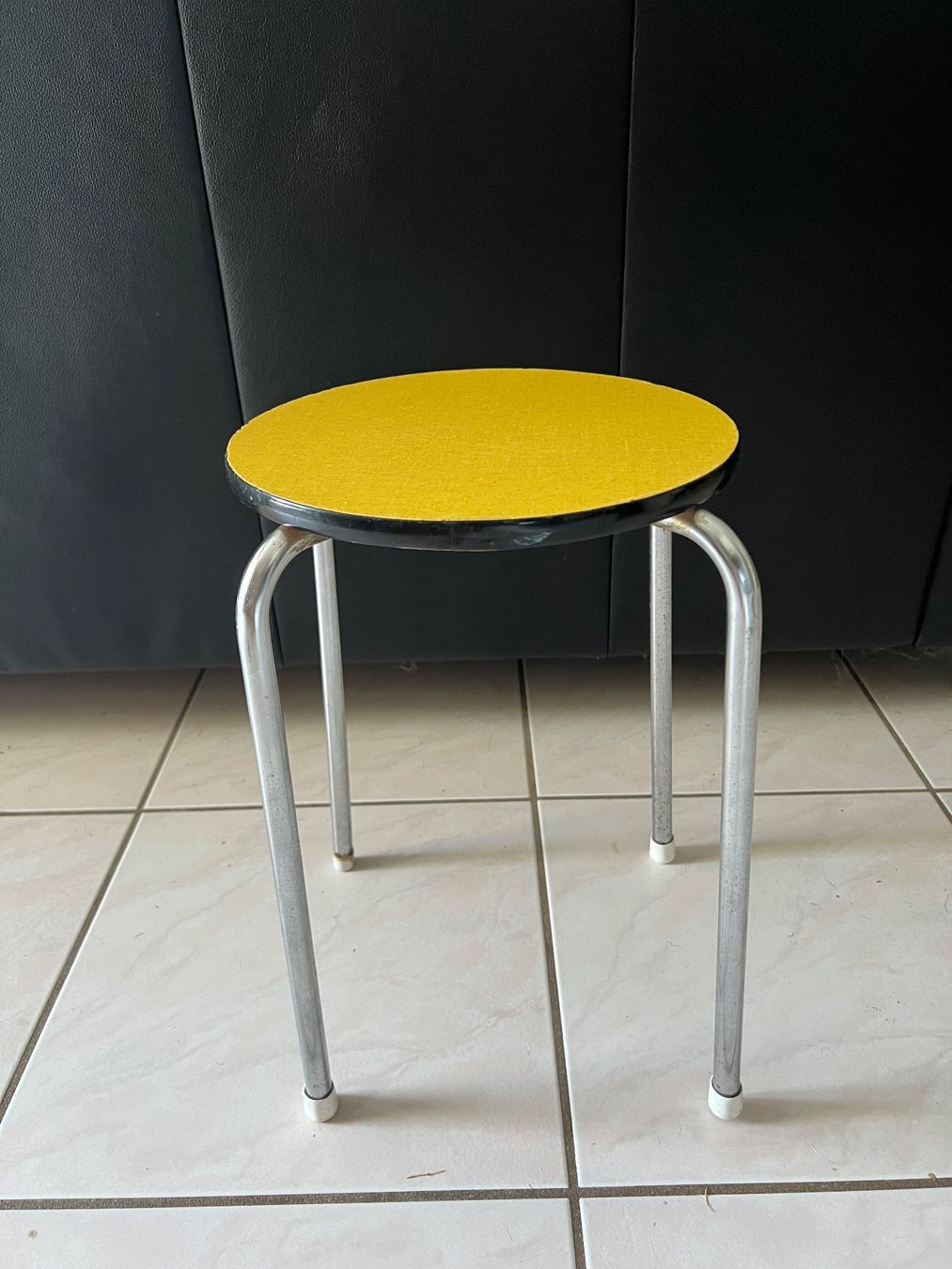 Hocker: Vintage Hocker, Chromgestell, gelbe Sitzfläche – Gebraucht aus Hunzenschwil von Madachica 5