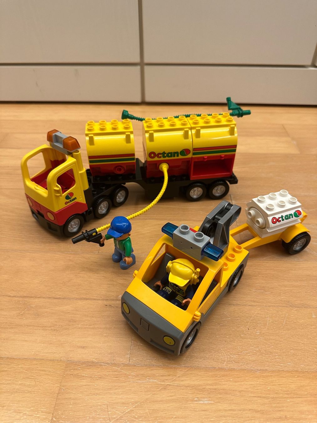 Lego Giocattoli: LEGO Duplo Tanklaster und Abschleppwagen – Usato da Ziefen venduto da elika 1