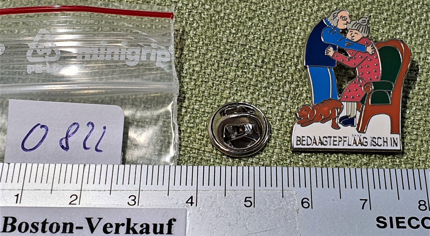 Plaketten & Abzeichen: O822 - Pin Bedaagtepflääg isch in – Gebraucht aus Reinach BL von Boston-Verkauf 1