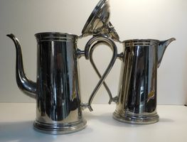 Teekrug u Kaffeekrug antik beide 1.1/2 liter Schweiz  2 schö