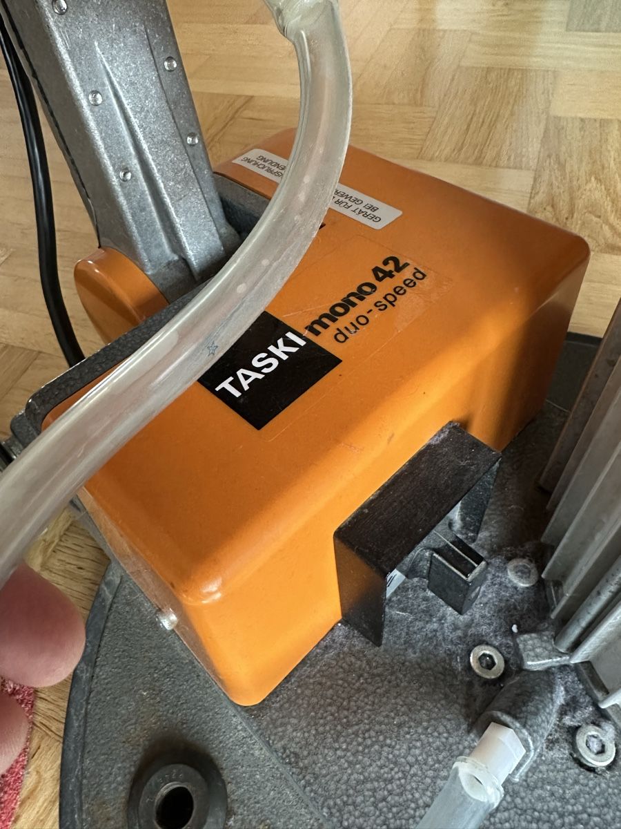 Taski mono 42 dual speed Einscheibenmaschine (Gebraucht) in Berneck für ...