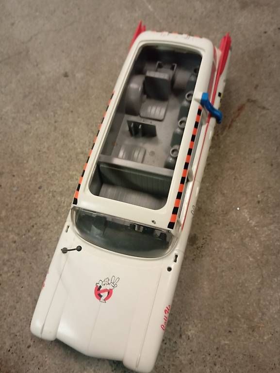 Modellini d'auto: Ghostbusters Ecto-1 Modellauto weiss gebrauchter Zustand – Usato da Basel venduto da Petergunn 1